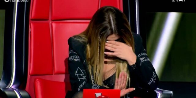 The Voice: “Λύγισε” η Έλενα Παπαρίζου – Δεν μπορούσε να μιλήσει απ’ τη συγκίνηση