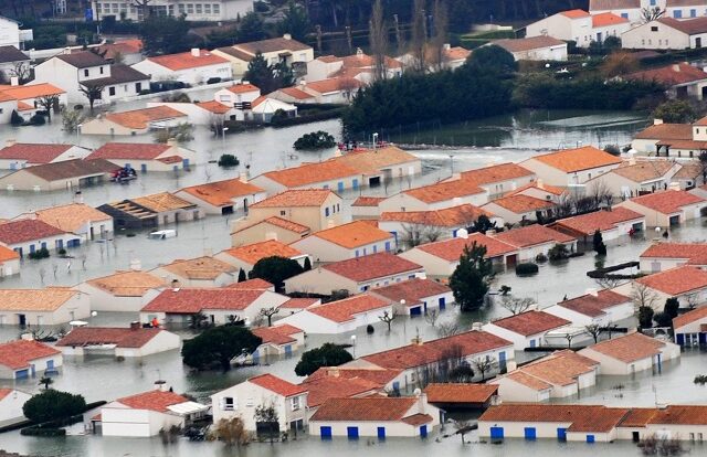 Η καταιγίδα Xynthia που κατέστρεψε τα τείχη του Ναπολέοντα στη Γαλλία