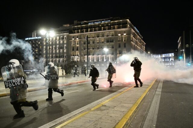 Χημικά και βία από τα ΜΑΤ – Διέλυσαν τη σιωπηρή διαμαρτυρία στο Σύνταγμα