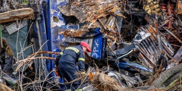 Τέμπη: Σε κρίσιμη κατάσταση ο μοναδικός επιζών από το πρώτο βαγόνι