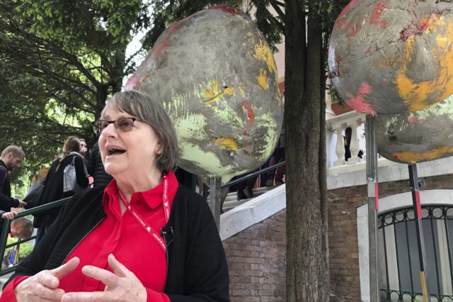 Πέθανε η Βρετανίδα γλύπτρια Phyllida Barlow – Ήταν μακρινή απόγονος του Δαρβίνου