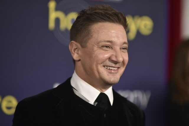 Jeremy Renner: Βίντεο τον δείχνει να περπατάει τρεις μήνες μετά το σοβαρό ατύχημα