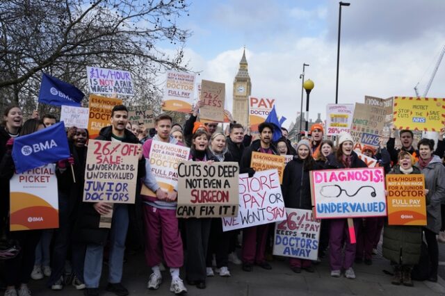 Βρετανία: Παραλύει το Εθνικό Σύστημα Υγείας – Απεργούν χιλιάδες γιατροί