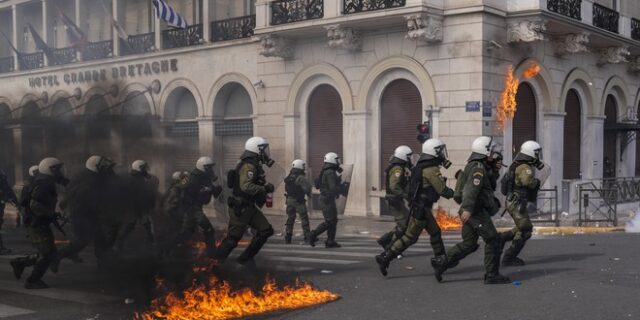 Έκθεση – ράπισμα για την Ελλάδα από τη Διεθνή Αμνηστία: Αστυνομική βία, υποκλοπές, επαναπροωθήσεις