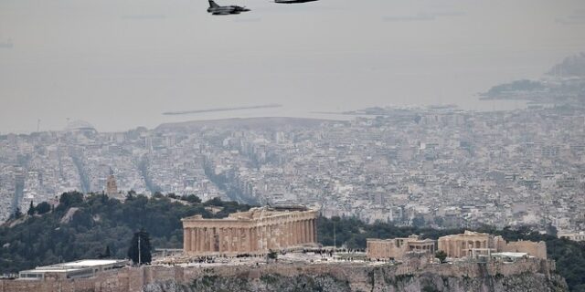 Μαχητικά αεροπλάνα πάνω από την Αθήνα – Εντυπωσιακές εικόνες