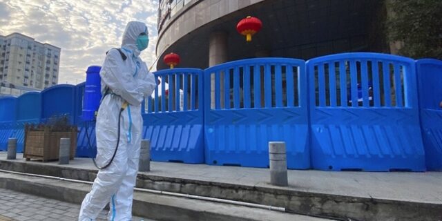 “Πόλεμος” δηλώσεων μεταξύ FBI και Κίνας για την προέλευση του κορονοϊού “από εργαστήριο στην Ουχάν”