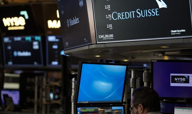 Αδειάζει η “κλεψύδρα” για την Credit Suisse – Αγώνας δρόμου και πιέσεις για να αποφευχθεί μια κατάρρευση