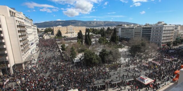 Μαζικές διαδηλώσεις για την τραγωδία στα Τέμπη: “Ποτάμια” της οργής σε όλη τη χώρα