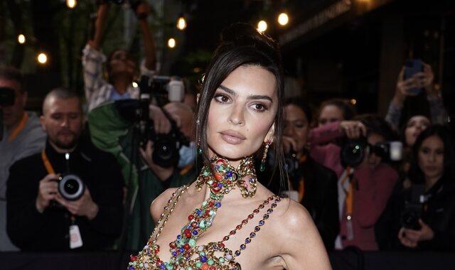 Emily Ratajkowski: “Οι άνδρες σκέφτονται μόνο με το μόριό τους”