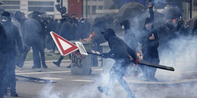 Η Γαλλία σε διαρκή αναβρασμό: Εκατοντάδες χιλιάδες είπαν (ξανά) “όχι” στα σχέδια Μακρόν