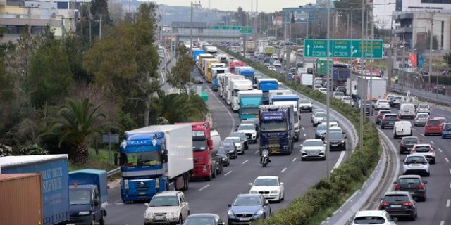 Κίνηση στους δρόμους: “Σημειωτόν” τα οχήματα στον Κηφισό – Προβλήματα και στο κέντρο της Αθήνας