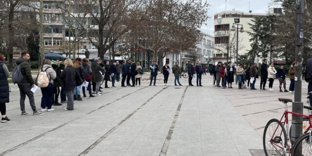 Τέμπτη: Ουρές στην Κεντρική πλατεία Λάρισας για να δώσουν αίμα για τους τραυματίες