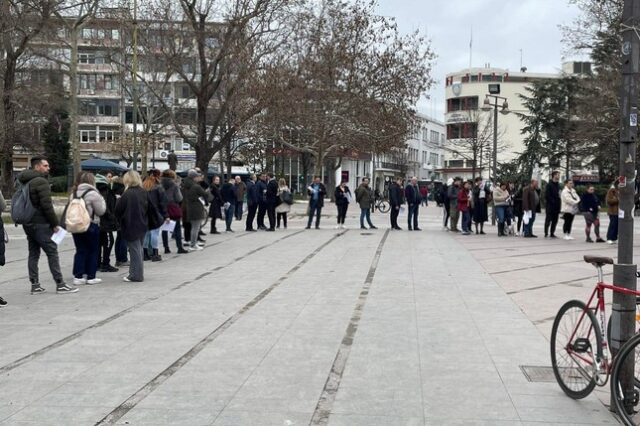 Τέμπτη: Ουρές στην Κεντρική πλατεία Λάρισας για να δώσουν αίμα για τους τραυματίες