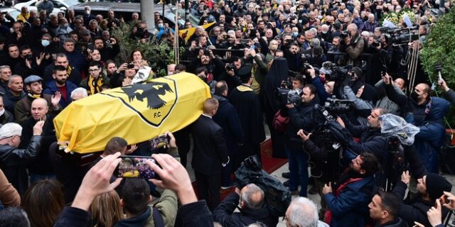 Μίμης Παπαϊωάννου: Πλήθος κόσμου και συγκίνηση στο τελευταίο αντίο, ο ύμνος της ΑΕΚ “συνόδευσε” το φέρετρο