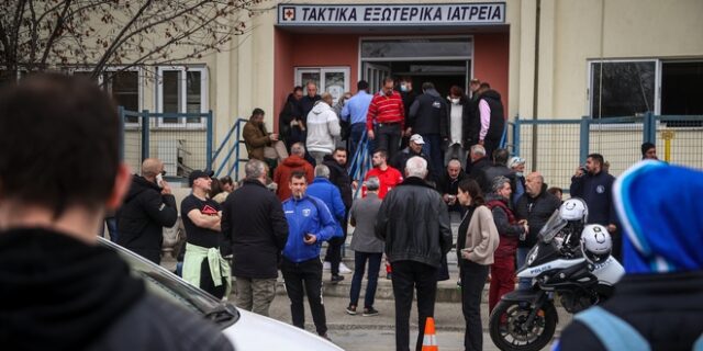 Τραγωδία στα Τέμπη: Μάχη για να κρατηθούν στη ζωή τραυματίες – Συνεχίζεται η αναγνώριση των θυμάτων