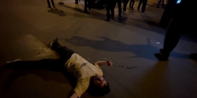 Εξοργιστικό περιστατικό αστυνομικής βίας στο Παρίσι: Αναίσθητος διαδηλωτής μετά από χτύπημα