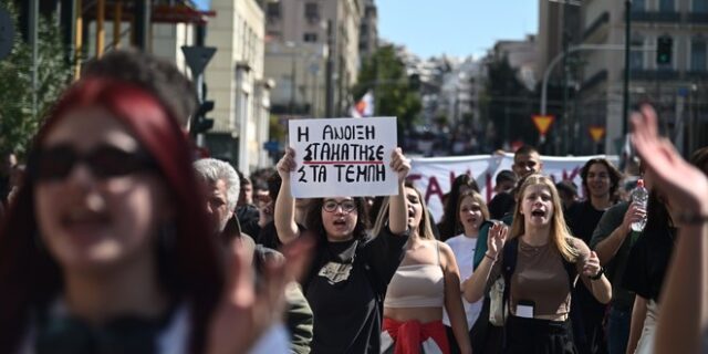 Τέμπη: Φοιτητές και μαθητές στους δρόμους για το δυστύχημα – “Οι ζωές μας μετράνε”