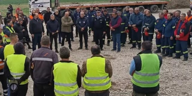 Τέμπη: Ενός λεπτού σιγή από πυροσβέστες, διασώστες και εργαζόμενους στο σημείο της τραγωδίας