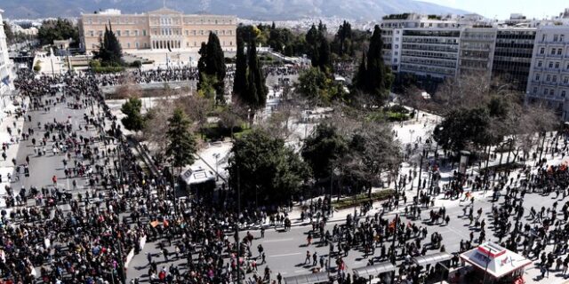 Οργή για τα Τέμπη: Ιστορικές πορείες σε όλη τη χώρα – Μικροεπεισόδια στην Αθήνα, ζωντανή εικόνα