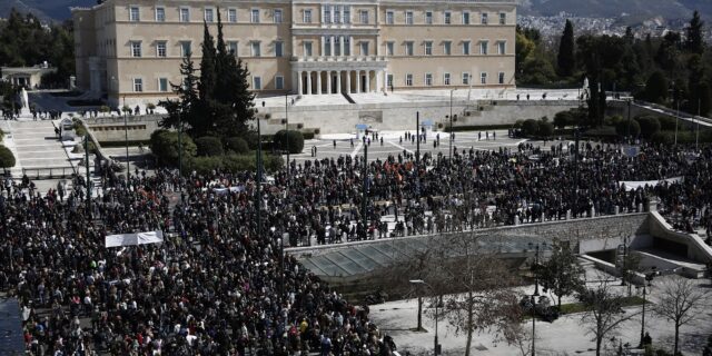 Οργή λαού που “έσεισε” την Ευρώπη – “Αντιμέτωπος με τις μαζικότερες διαδηλώσεις της δεκαετίας ο Μητσοτάκης”