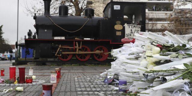 Διασυρμός από το BBC για τα Τέμπη: “Στα τρένα της Ελλάδας έχουν ακόμα τηλέφωνα και μηνύματα”