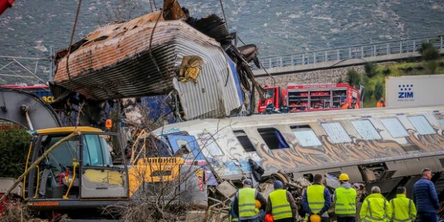 Η τραγωδία στα Τέμπη στο μικροσκόπιο των διεθνών ΜΜΕ: “Το χειρότερο σιδηροδρομικό δίκτυο στην Ευρώπη”