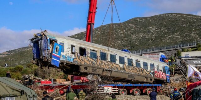 Τέμπη: Εικόνες απόλυτης καταστροφής από τα συντρίμμια των δύο τρένων