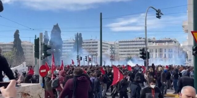 Σύνταγμα: Η ΕΛΑΣ “έπνιξε” χιλιάδες διαδηλωτές με χημικά