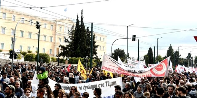 Τραγωδία στα Τέμπη: Μεγάλη συμμετοχή στο συλλαλητήριο στο κέντρο της Αθήνας