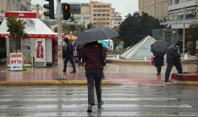 Σε ισχύ το έκτακτο δελτίο επιδείνωσης καιρού: Βροχές στην Αθήνα, χιόνια στη Μακεδονία