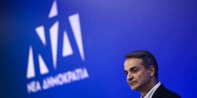 Επιστροφή στο “γαλάζιο μαντρί”: Η στρατηγική Μητσοτάκη για συσπείρωση