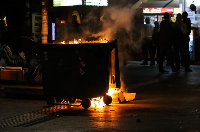 Αγρίνιο: Ανήλικοι έβαλαν φωτιά σε 36 κάδους