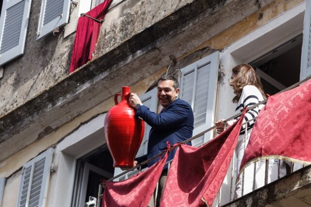 Αλέξης Τσίπρας: Πέταξε “μπότη” στην Κέρκυρα