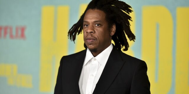 Στο κενό έπεσε η προσπάθεια του Jay-Z να απορριφθεί η κατηγορία βιασμού 13χρονης