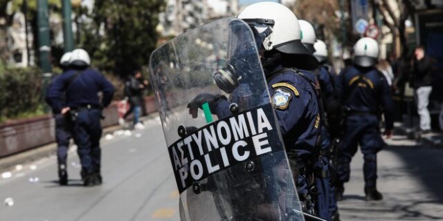 ΑΣΟΕΕ: Βίντεο από τη στιγμή της επίθεσης – Ελεύθερος ο αστυνομικός που πυροβόλησε στον αέρα