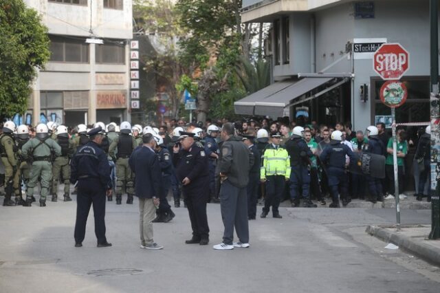 Παναθηναϊκός – ΑΕΚ: Ένταση και δακρυγόνα έξω από τη Λεωφόρο – Ένας τραυματίας