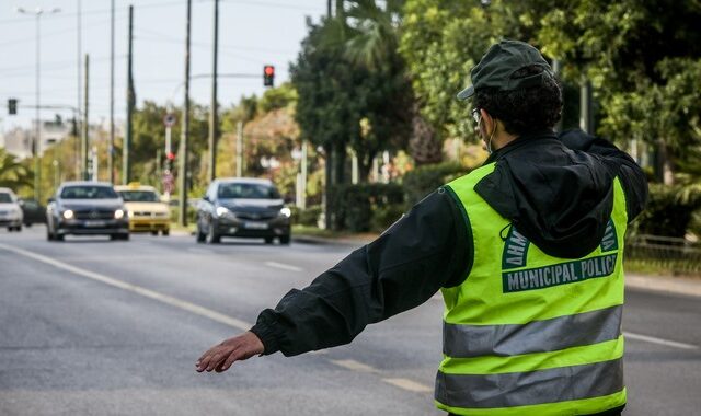 Θεσσαλονίκη: Χτύπησε με το αυτοκίνητό του δημοτικό αστυνομικό γιατί του έκοψαν κλήση