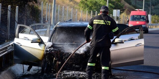 Πιερία: Αυτοκίνητο εν κινήσει κάηκε ολοσχερώς