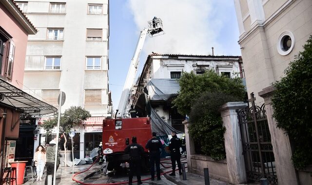 Υπό μερικό έλεγχο η πυρκαγιά σε κτίριο στο κέντρο της Αθήνας