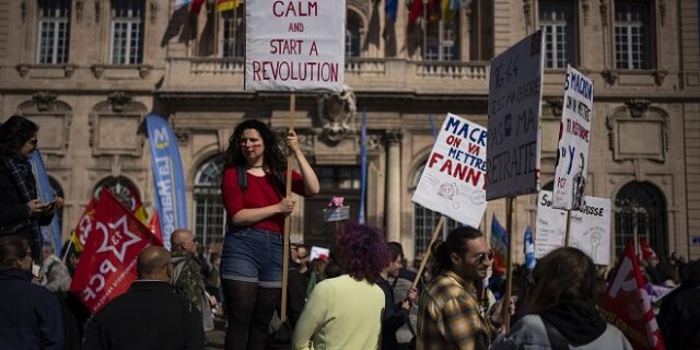 Γαλλία: Σε συνάντηση με τους επικεφαλής των κομμάτων προχωρά η Μπορν – Συνεχίζουν την απεργία τα συνδικάτα