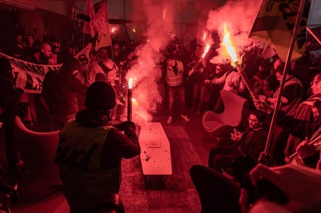 Γαλλία: Έκρυθμη η κατάσταση στο Παρίσι – Διαδηλωτές εισέβαλαν με καπνογόνα στη Euronext