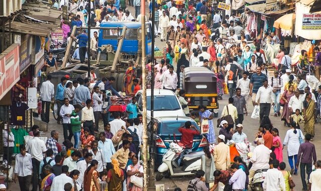ΟΗΕ: Ο πληθυσμός της Ινδίας θα ξεπεράσει αυτόν της Κίνας στα μέσα του 2023