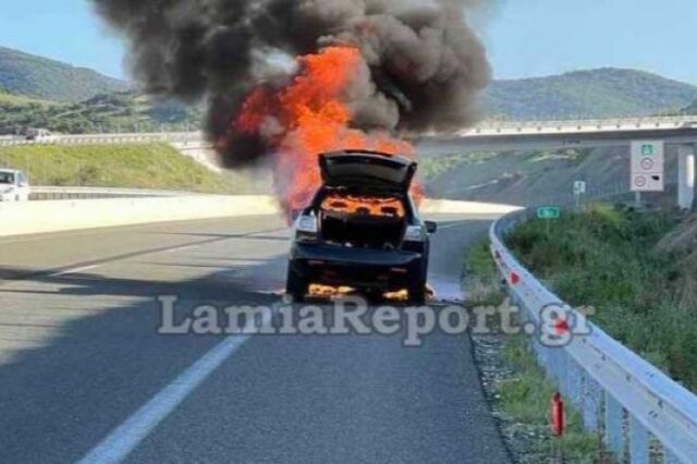 Φωτιά σε αυτοκίνητο με τρεις δημάρχους της Φθιώτιδας