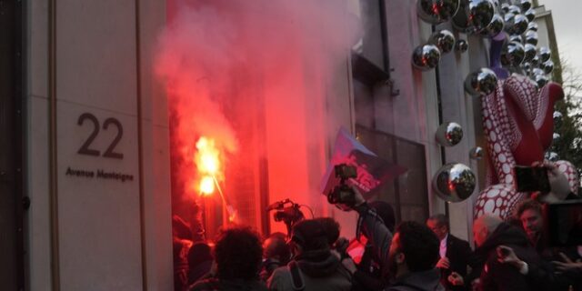 Γαλλία: Νέες κινητοποιήσεις και συγκρούσεις – Διαδηλωτές εισέβαλαν στο κτίριο της Louis Vuitton