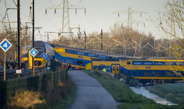 Εκτροχιασμός τρένου στην Ολλανδία: Ενας νεκρός και δεκάδες τραυματίες – Συγκλονιστικές εικόνες