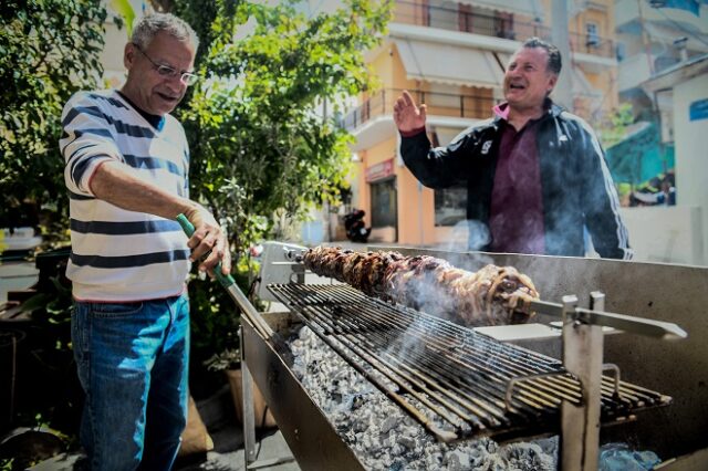 Πάσχα στην Αθήνα: Με το ψήσιμο του οβελία συνεχίζεται ο εορτασμός – Σούβλες μέχρι και στα μπαλκόνια