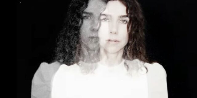 Η σαρωτική PJ Harvey επιστρέφει με το νέο τραγούδι “A Child’s Question, August” – Ακούστε το