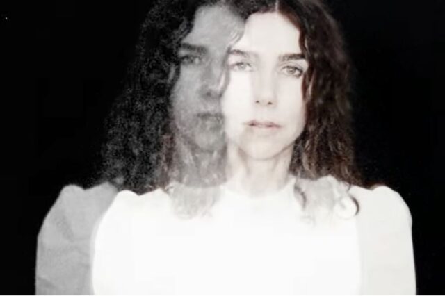 Η σαρωτική PJ Harvey επιστρέφει με το νέο τραγούδι “A Child’s Question, August” – Ακούστε το