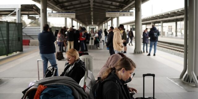 Τρένα: “Μούδιασμα”, συγκίνηση και ελάχιστοι επιβάτες στα πρώτα δρομολόγια – “Δεν θα αντέξω να κοιτάξω από το παράθυρο”