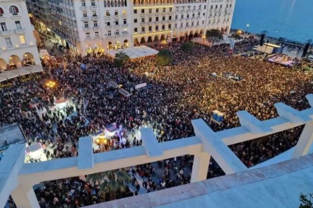 Θεσσαλονίκη: “Πλημμύρισε” από κόσμο η Αριστοτέλους στη συναυλία κατά της ιδιωτικοποίησης του νερού